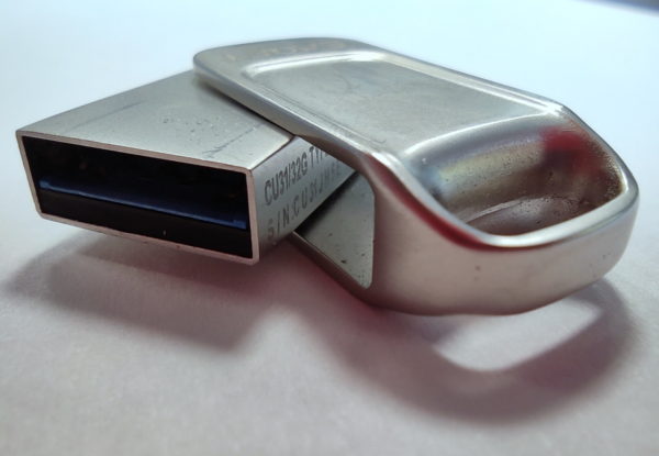 Saugstick mit zwei Anschluss-Steckern (USB A und USB Typ C)