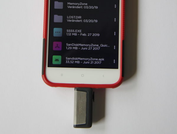 Dual Saugstick an USB-(Typ C)-Anschluss eines Smartphones