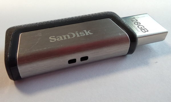 Dual-Saugstick mit zwei Anschluss-Steckern (USB A und USB Typ C)