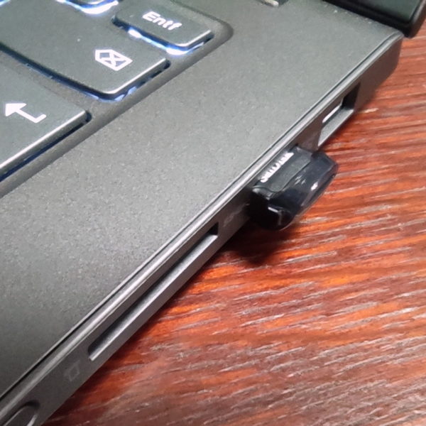 Saugstick mit Standard-USB-A-Anschluss am Notebook