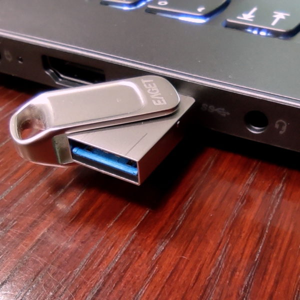 Saugstick mit USB-A- und USB-Typ-C-Anschluss an der Typ-C-Buchse eines Notebooks